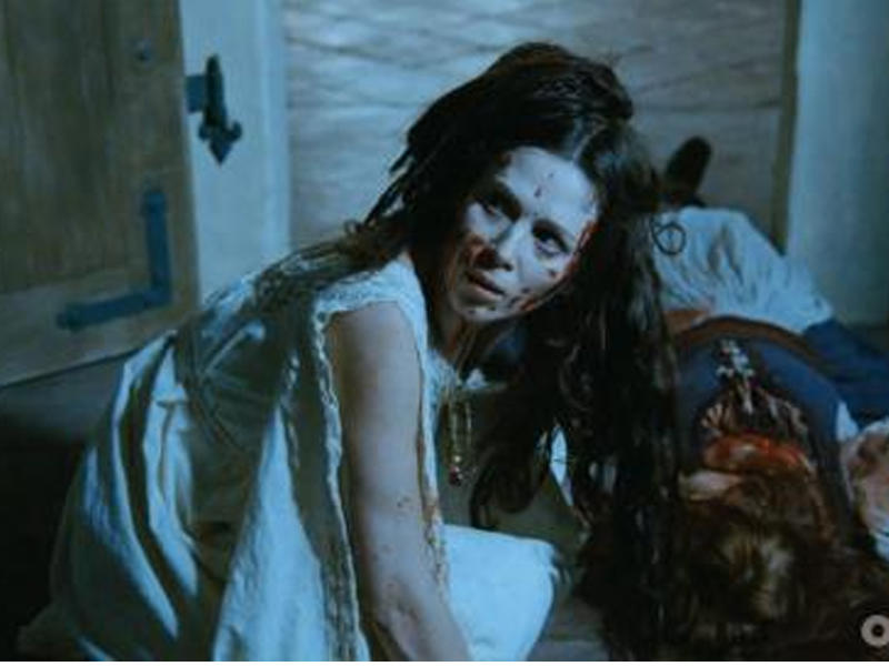 Qadından DƏHŞƏT ƏMƏLLƏR - Əmiləri ilə evlənir, soyunaraq atası ilə min oyundan çıxır - FOTO