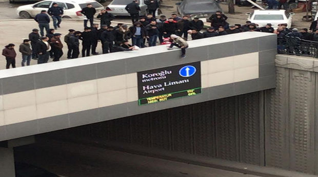 SON DƏQİQƏ! Bakıda qadın özünü körpüdən ATMAQ İSTƏYİR - ANBAAN VİDEO