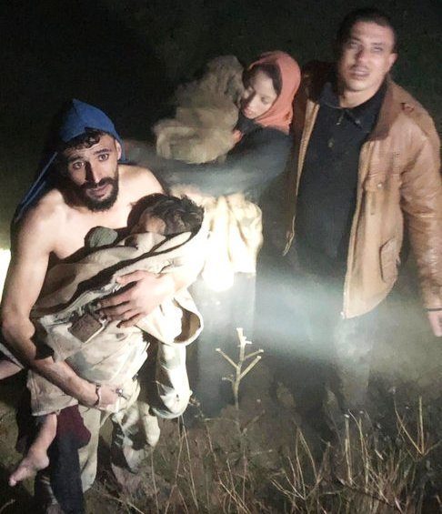 Əsgərlər körpələri donmaqdan xilas etdi: Onları öz paltarlarına büküb... - FOTOLAR