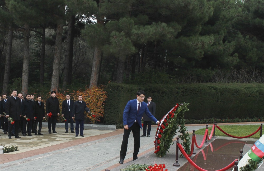 Dövlət Komitəsinin kollektivi ümummilli lider Heydər Əliyevin məzarını ziyarət edib