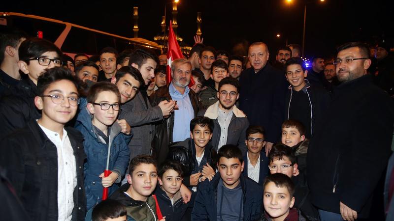 Ərdoğandan tələbələrə SÜRPRİZ: avtobus gözlədiklərini görüb... - FOTOLAR