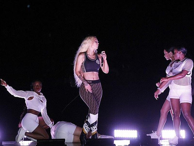 Məşhur müğənninin konsertində olay: sosial şəbəkələrdə rüsvay oldu - VİDEO - FOTO