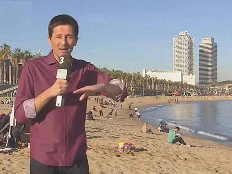 Canlı yayımda olay: reportaj zamanı soyundu - VİDEO - FOTO