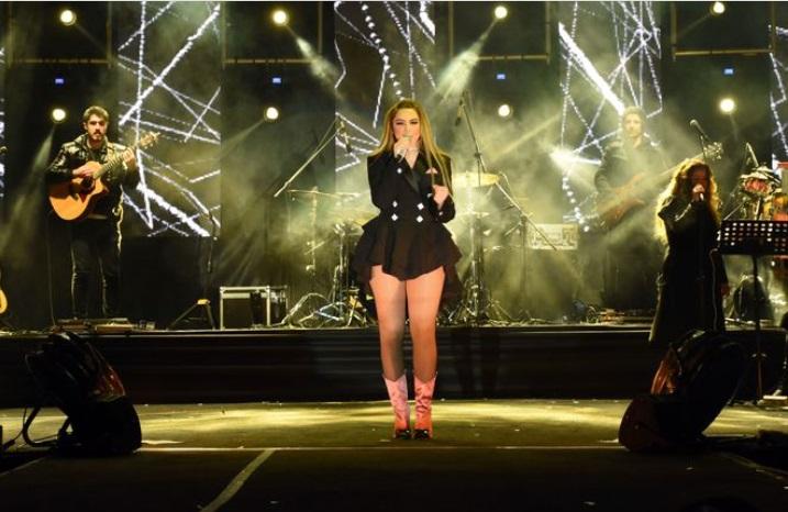 Hadisə qısa libası ilə konsertə damğa vurdu - Fotolar