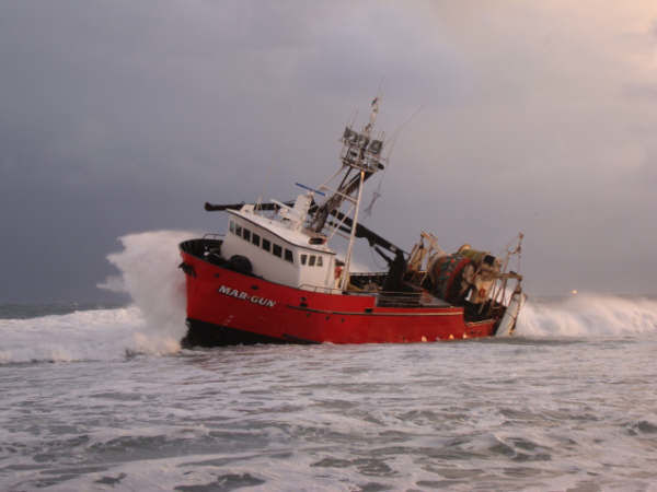 Xəzərdə azərbaycanlıların olduğu gəmi atəşə tutuldu