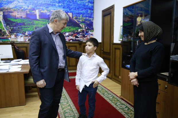 Şəhər meri azyaşlı süpürgəçi oğlana ev bağışladı