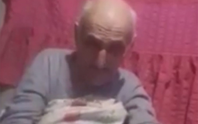 Oğul 84 yaşlı atasını döyüb - Yevlaxda + Video