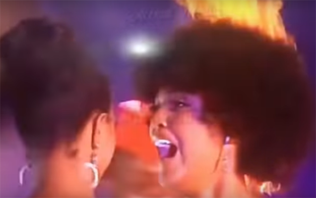 Afrika gözəlinin səhnədə saçları yandı - Video