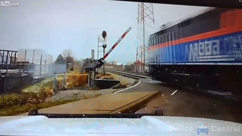 Polis maşını qatarla toqquşmadan qaçdı - MÖCÜZƏ REAKSİYA - VİDEO