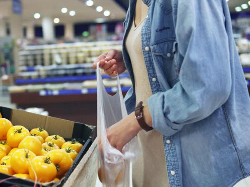 Artıq mağazalarda məhsulları yığmaq üçün paketlərə də pul ödəyirlər - Qərar qüvvəyə minib