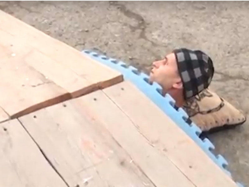 Beyləqanda pəhləvanın üzərindən 12 dəfə yük maşını keçdi - VİDEO