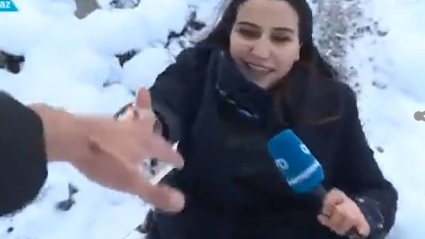 ARB-nin müxbiri canlı yayımda yıxıldı - VİDEO