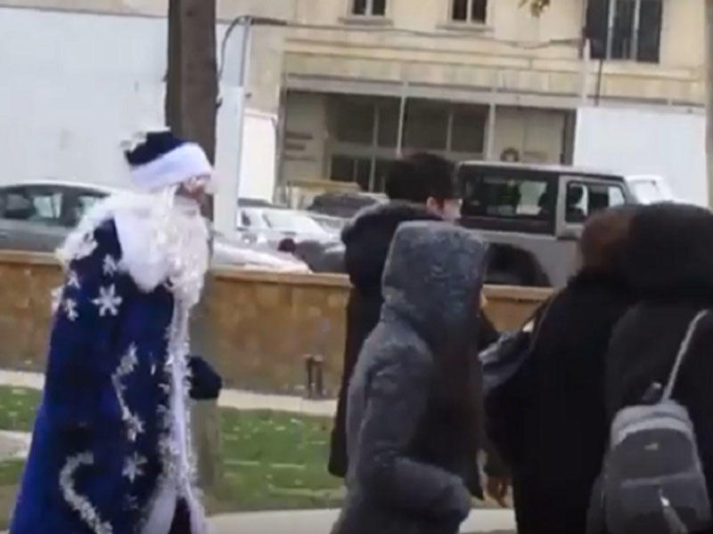 Bakıda Şaxta Baba Yeni il günü döyüldü - VİDEO