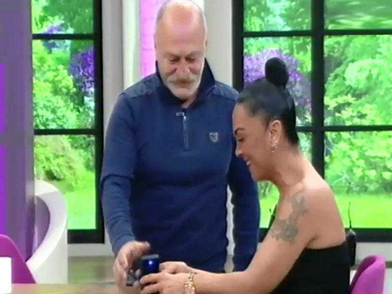 Qızı yaşda sevgilisinə canlı yayımda evlilik təklif etdi - Gecə orada qaldıq - VİDEO