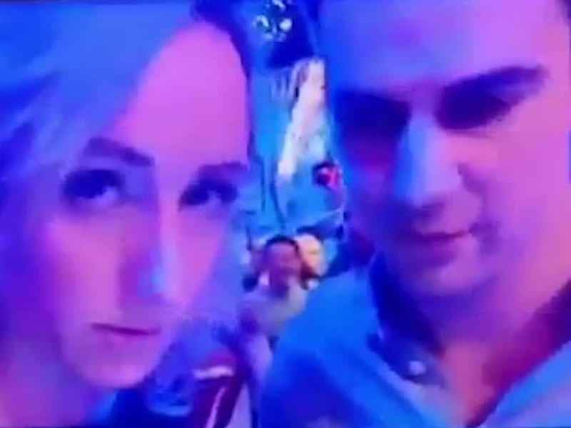 Canlı yayımda qızı öpmək istəyən oğlan pərt oldu - VİDEO