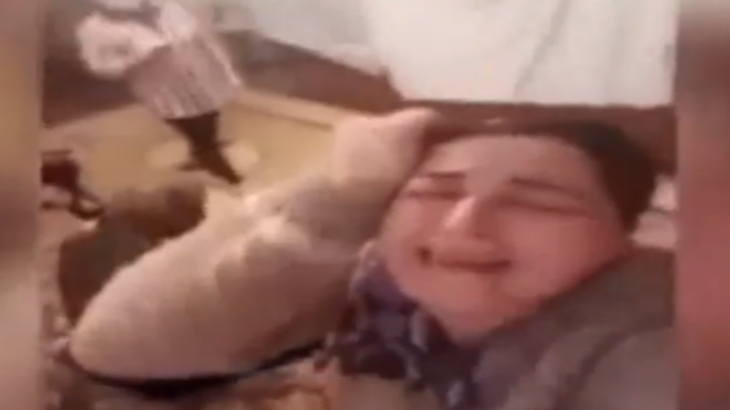 Azərbaycanda BU DA OLDU - Anasının yasında selfi etdi - VİDEO