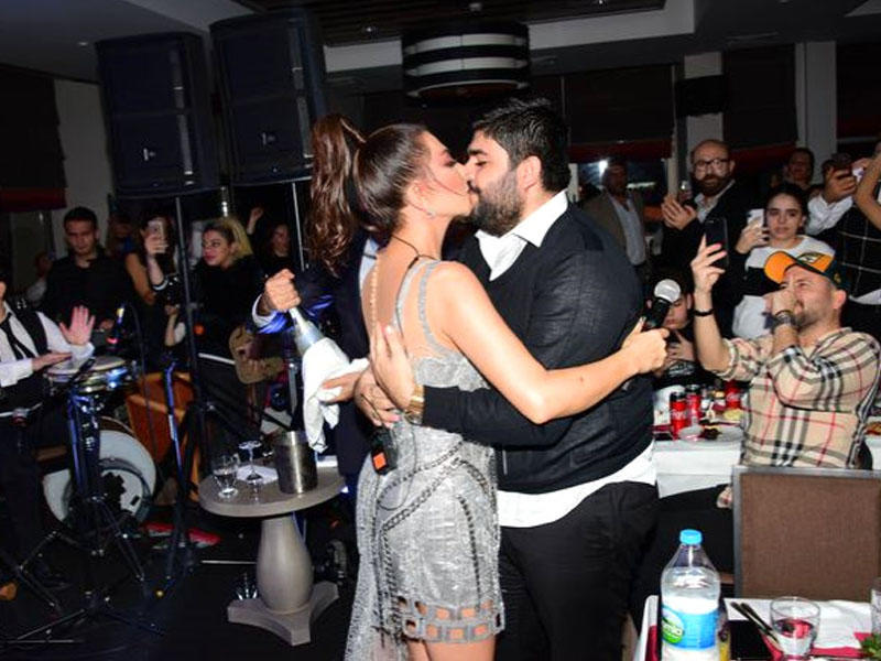 Ebru konsertində əri ilə hər kəsin gözü önündə öpüşdü - FOTO