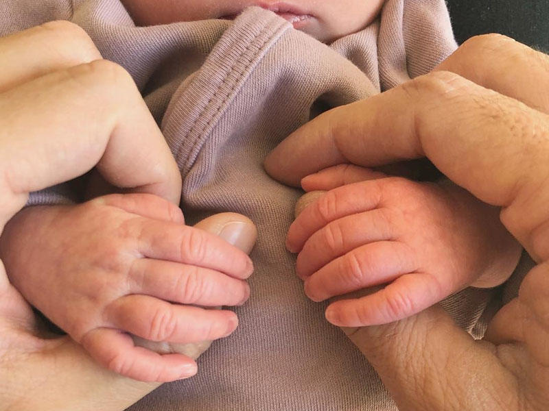 Həmcinsi ilə ailə quran kişi müğənninin qızı dünyaya gəldi - FOTO