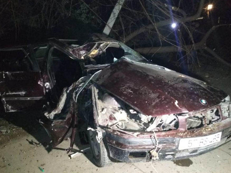 Azərbaycanda maşın elektrik dirəyinə çırpıldı: ölən və yaralanan var - VİDEO - FOTO