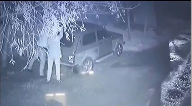 Bakıda iki nəfər gecələr maşınları yarır - VİDEO