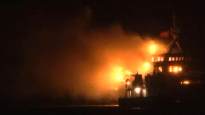 İstanbulda yük gəmisi yandı - VİDEO
