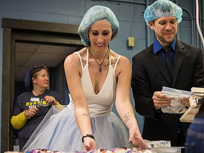 Maraqlı toy: bəylə gəlin 22 min uşağa yemək yığdılar - FOTO