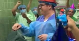 Həkimlər doğum sancısı ilə ağlayan qadına baxmayıb, belə rəqs etdilər - VİDEO