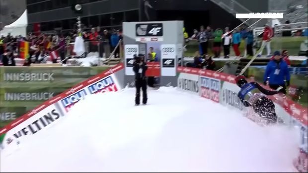 Xizəksürən reklam səddinə çırpıldı - VİDEO