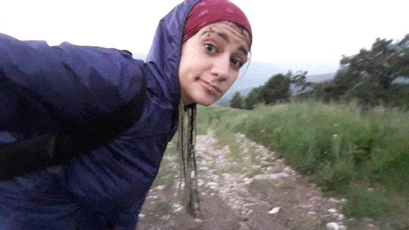 Erməni qız Azərbaycan bayrağı ilə... - FOTO