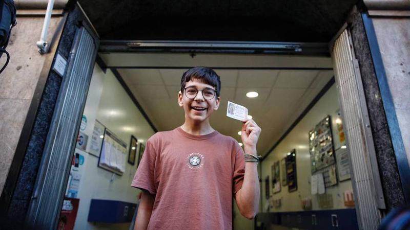 Bəxt 15 yaşlı oğlanın üzünə güldü - Lotereyada 200 min avro uddu - FOTO/VİDEO