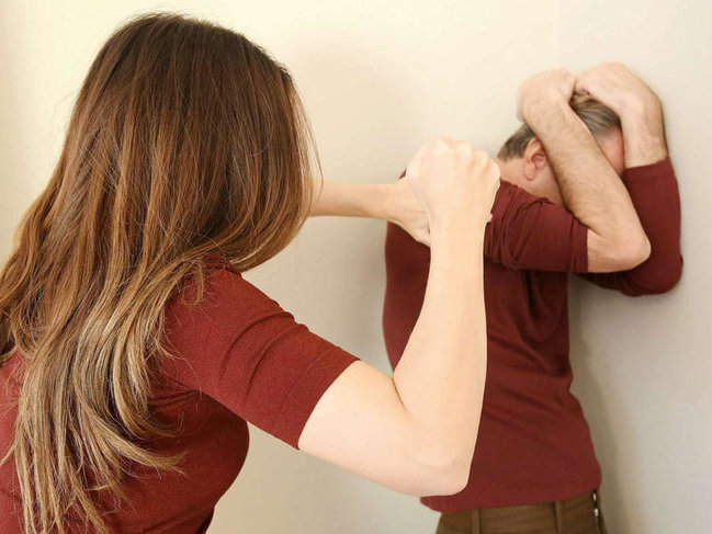 Aşpaz qadın evdə taxtabiti tapdı və ərinin qabırğasını sındırdı - FOTO