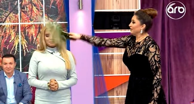Dilarə aktrisanın başında butulka sındırdı - VİDEO