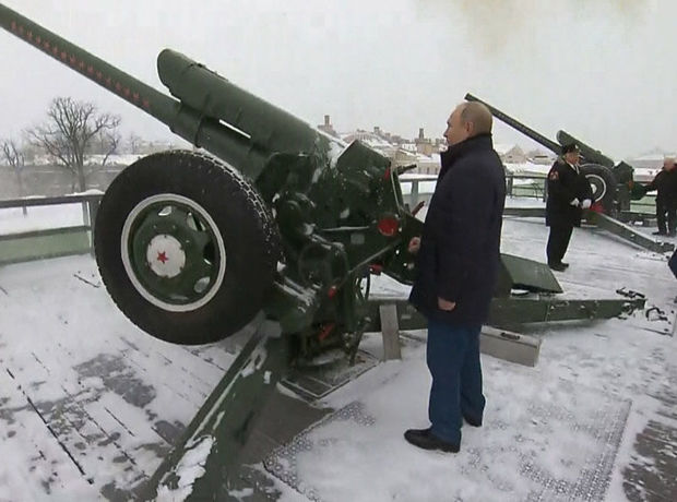 Putin topdan atəş açdı - VİDEO