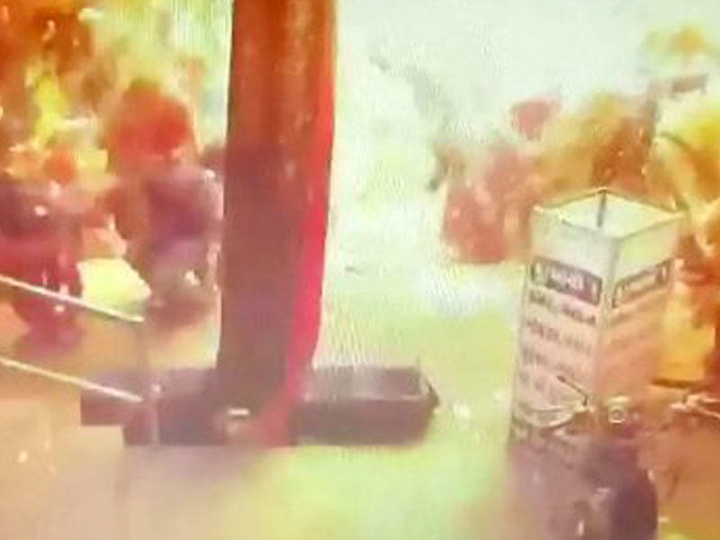 Qadının əlindəki ucuz şarlar partladı, 4 nəfər yaralandı - VİDEO - FOTO