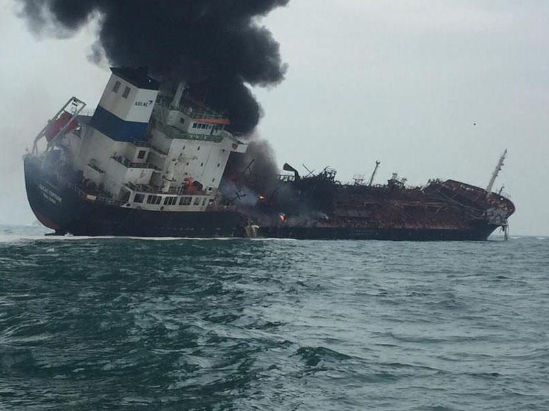 Göyərtəsində 22 nəfər olan gəmidə yanğın: ölən var - FOTO