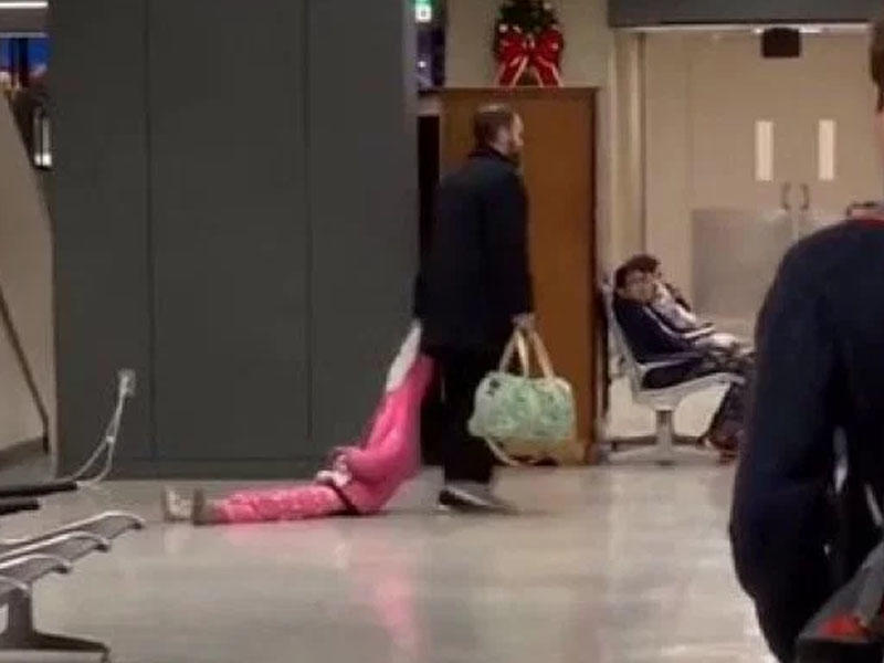 Ata qızını hava limanı boyunca sürüdü - VİDEO