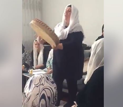 Yas mərasimində əlinə qaval alıb oxudu, şou göstərdi - Görənləri şok edən VİDEO