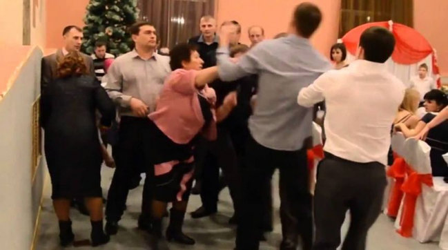 Azərbaycanda toyda kütləvi dava: Kəllə-beyin travması aldı - VİDEO