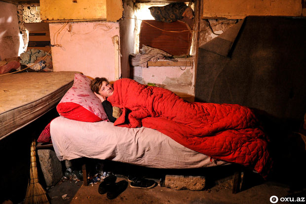 Həyatın zirzəmisinə düşənlər: Bakıda “bomj”lar necə yaşayır? - FOTO/VİDEO