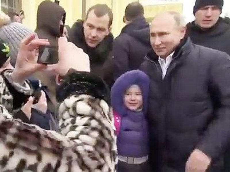 Putin ağlayan uşağı belə sakitləşdirdi - VİDEO