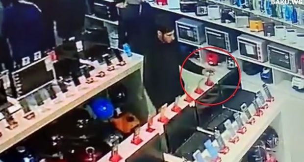 Bakıda mağazada oğurluq anbaan kameraya düşdü - VİDEO