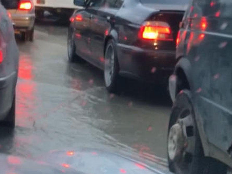 Bakıda magistral kəmərdə qəza: avtomobil yolunu su basdı