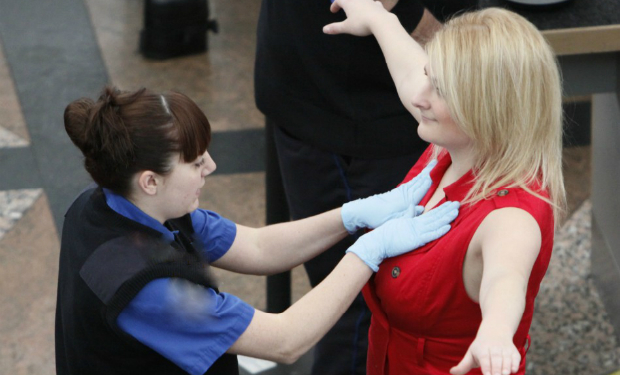 Hava limanında biabırçılıq — Qadının cinsiyyət orqanından qızıl-brilliant çıxdı