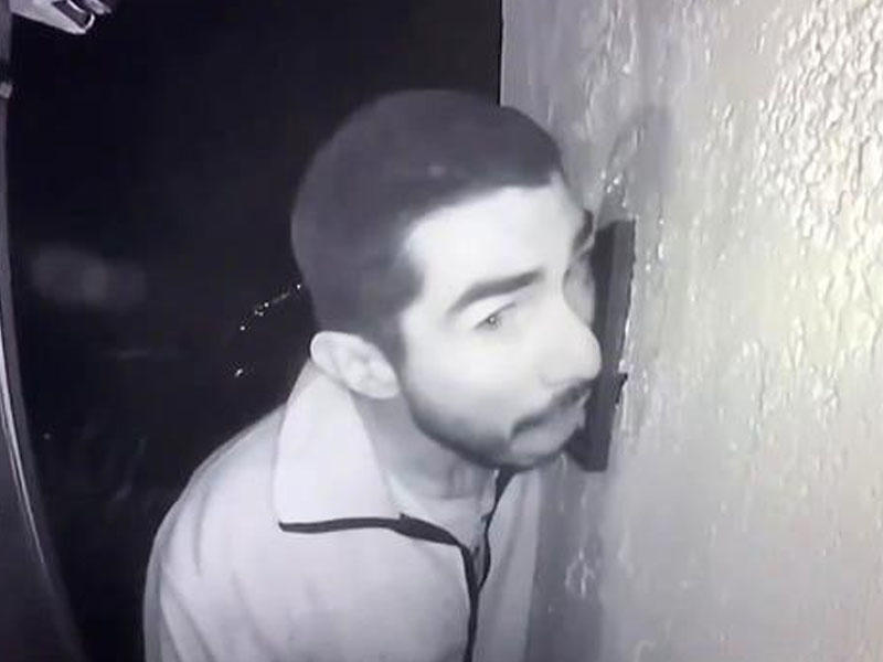 Polis hər yerdə 3 saat boyunca qapı zəngini yalayan oğlanı axtarır - VİDEO