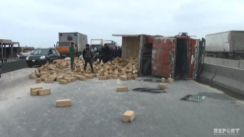 Bakı-Qazax yolunda yük maşını belə aşdı - VİDEO