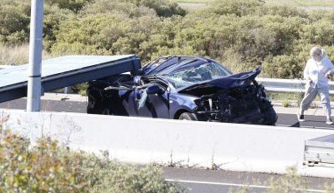 Yol işarəsi anidən avtomobilin üstünə düşdü - FOTO