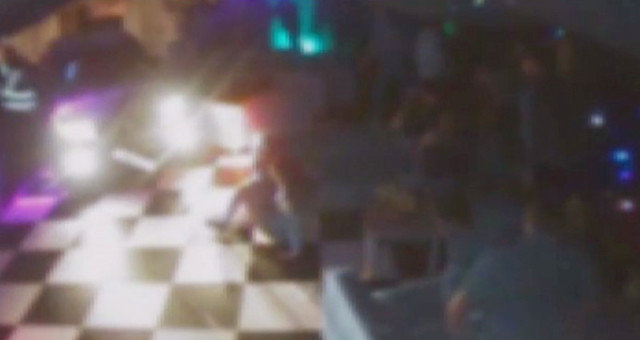 21 yaşlı gənc lüks maşını ilə gecə klubuna hücum etdi və... - VİDEO
