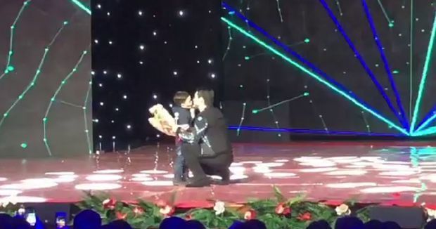 Müğənni səhnədə uşağı təpiklədi və ağzına tüpürdü - VİDEO