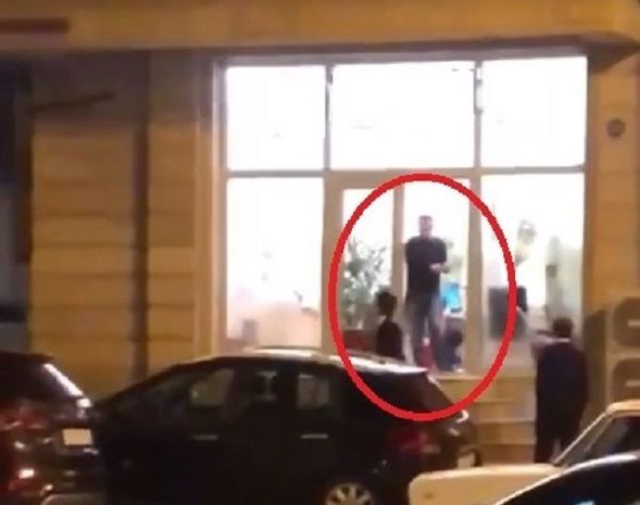 Bakıda kişi şirkətin ofisini dağıtdı, maşının şüşələrini sındırdı - VİDEO