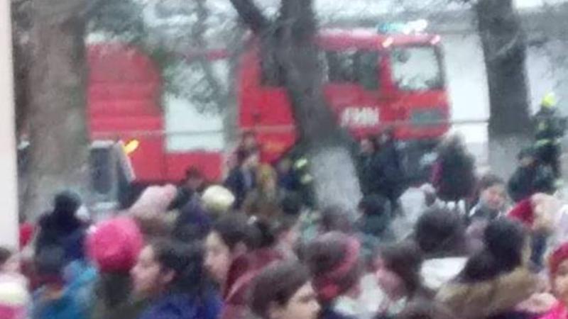 Azərbaycanda orta məktəbdə 10-cu sinif şagirdindən CƏSARƏTLİ HƏRƏKƏT - FOTO